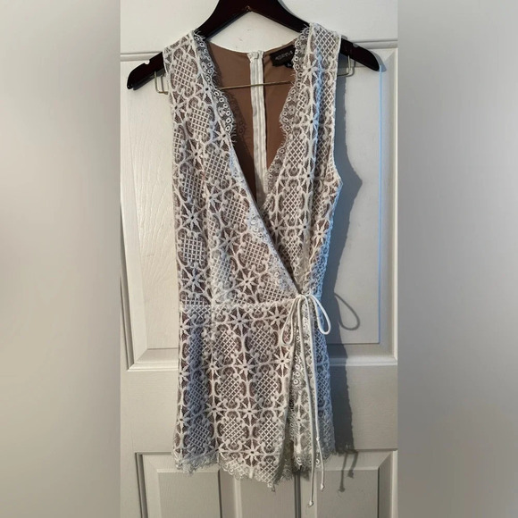 4SI3NNA Revolve Anthro Nude Illusion Ivory Lace Wrap Romper MED Zip Back Boho - Picture 4 of 13